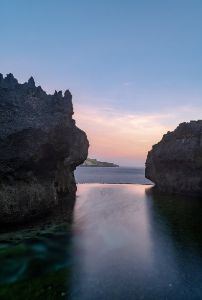 游泳池和海景