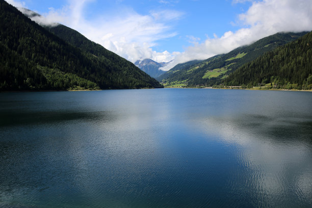 水库岸边风景