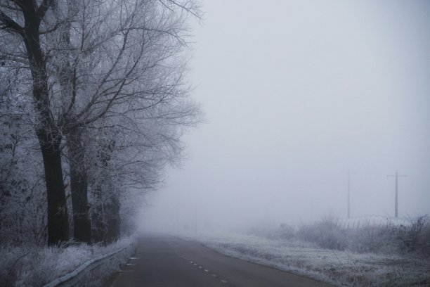 云雾中的公路