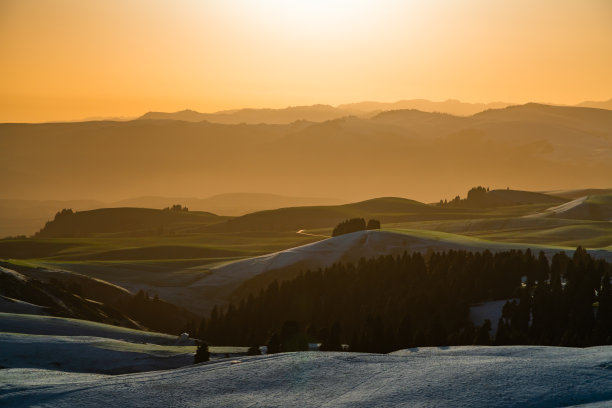 群山夕阳草地天空风景