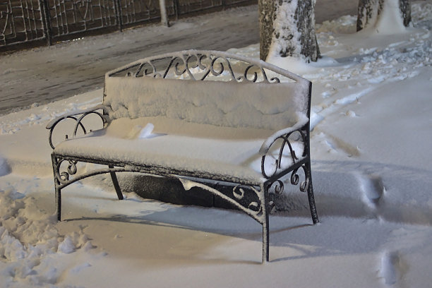 白雪,木椅
