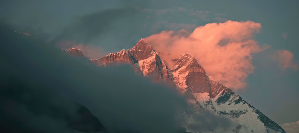 云层中的喜马拉雅山脉