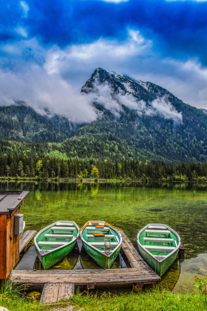 群山森林湖水天空风景