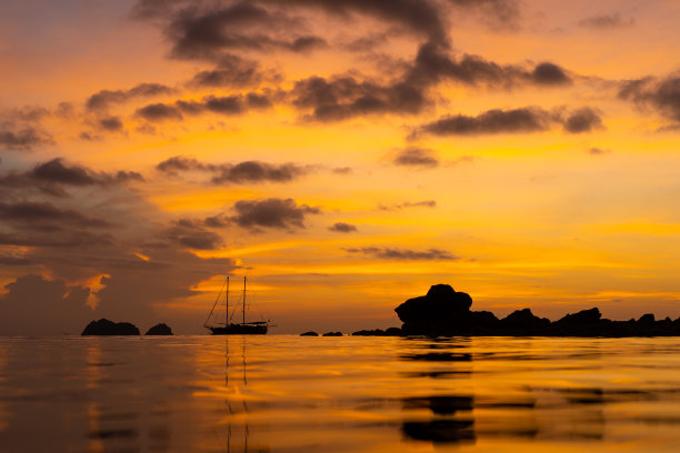 夕阳下的海上轮船