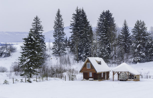 下雪中的房屋