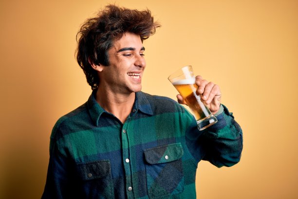 喝啤酒的英俊男人肖像