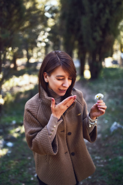 在擤鼻涕的女人