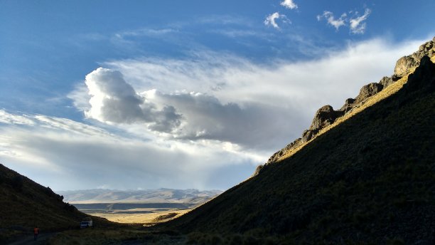 天空云层藏山峰