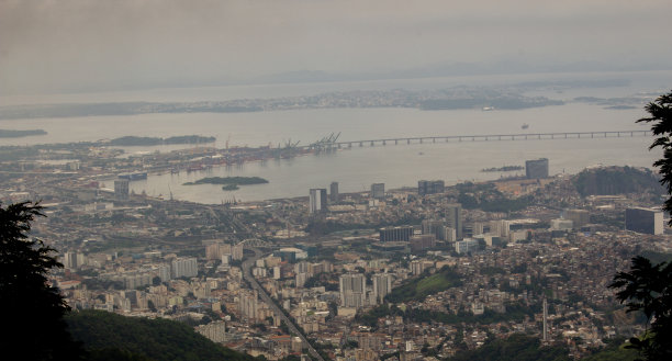 航拍海岛建筑群景色