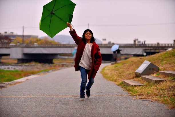 雨中的女孩