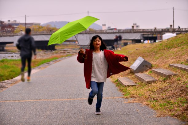 河边打伞的女人