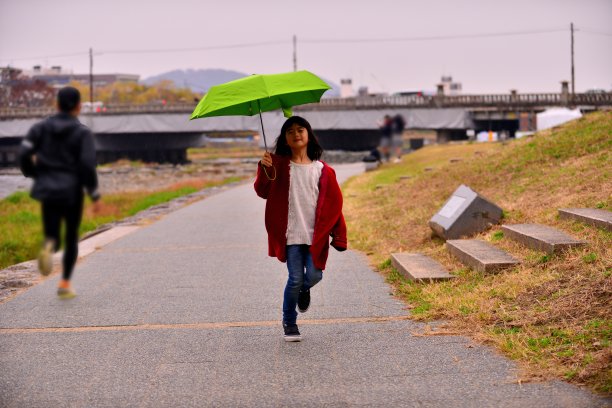 河边打伞的女人