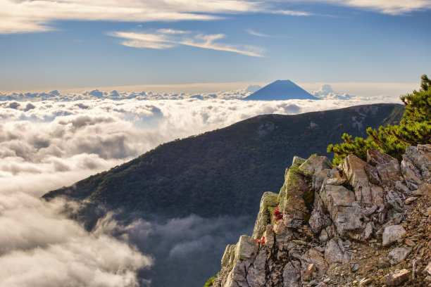 航拍山顶美景