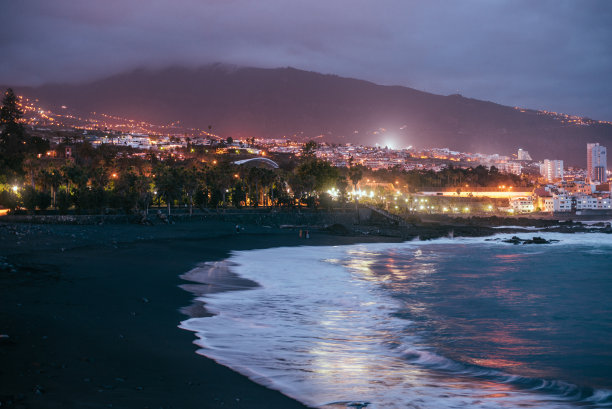 夜色下的小镇风景