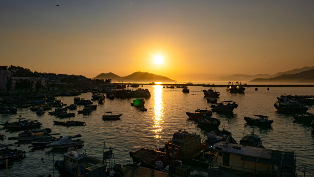 夕阳中的渔港,海港日落,晚霞