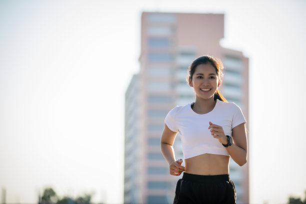 微笑的女人们在公园里健身