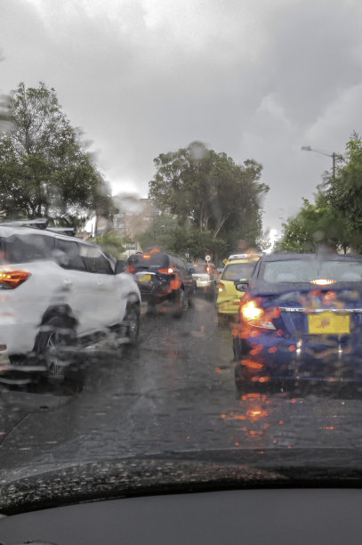 雨中堵车