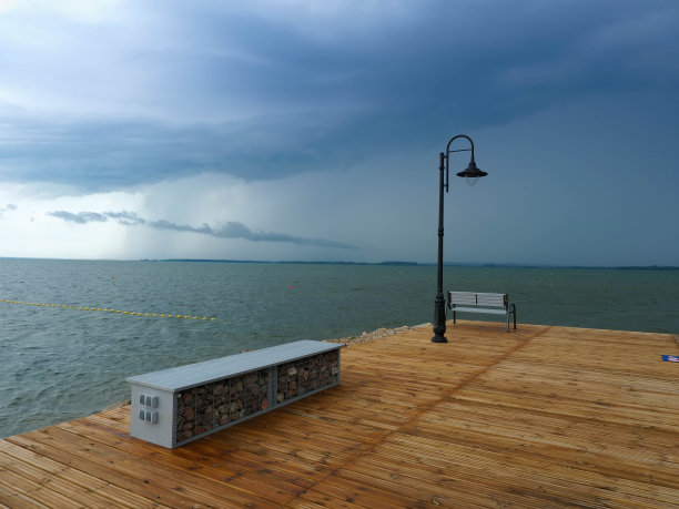 海边沙滩木船风景天空