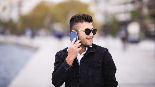 时尚青年男子使用手机
