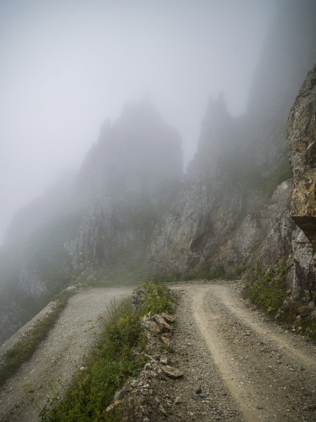 云雾中的公路