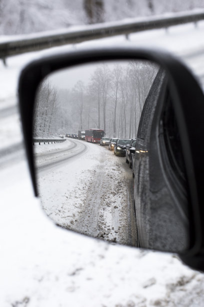 雪地行驶的卡车