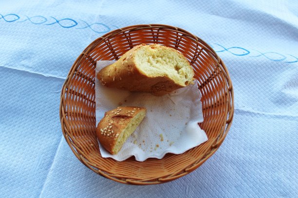 桌布上的早餐面包