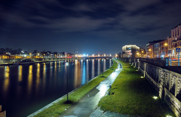 夜晚公园道路