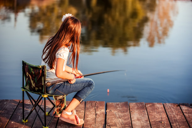 女孩钓鱼