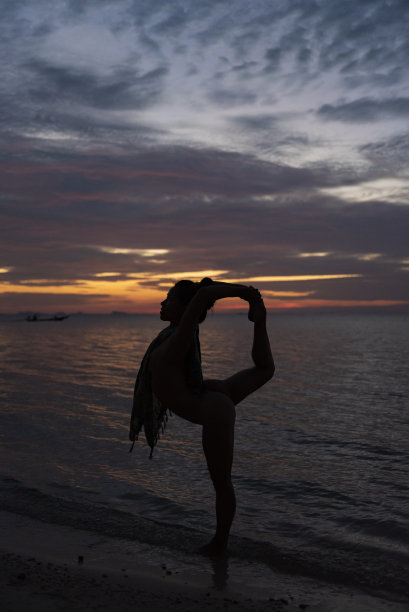 在海滩上做瑜伽的女人