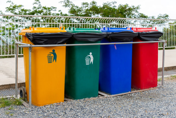 公园垃圾分类垃圾桶