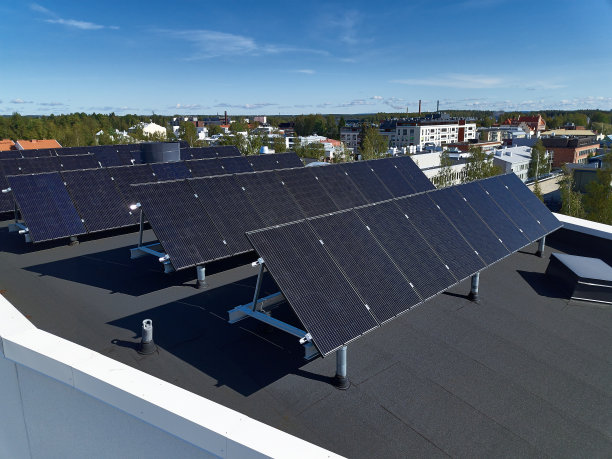 建筑物屋顶上的太阳能电池板