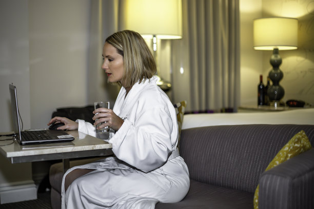 商务女子在酒店使用电脑