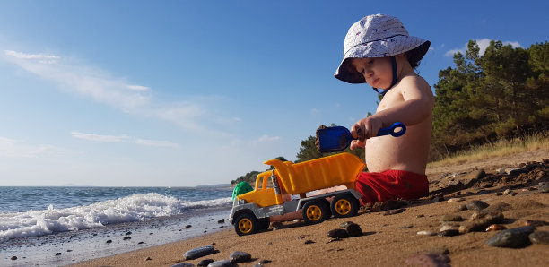 小男孩在海滩