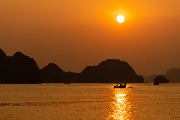 夕阳下的海上轮船