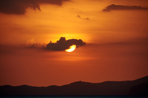 夕阳下的海上轮船