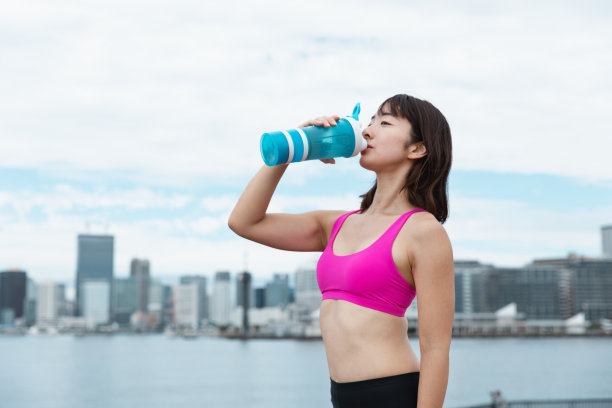 在海滩上锻炼的女人