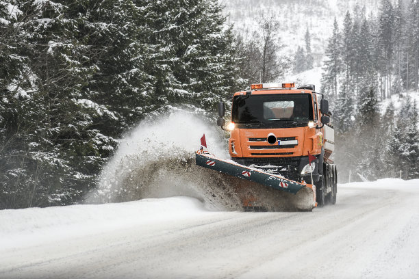 扫雪铲雪从公路在暴风雪中