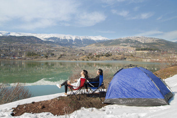 湖畔野营帐篷