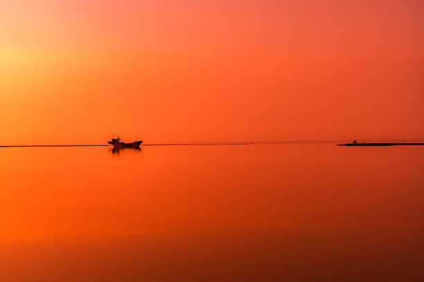 夕阳下海边捕鱼