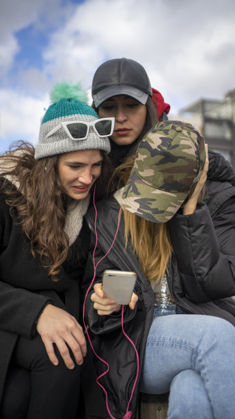年轻女子拿着手机听音乐