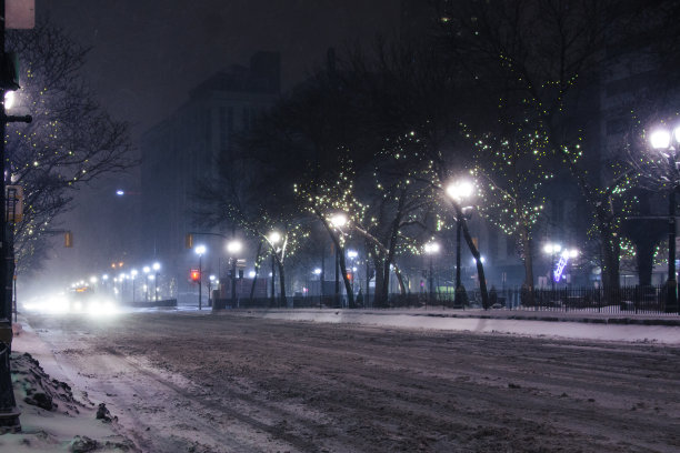 风雪中的路灯