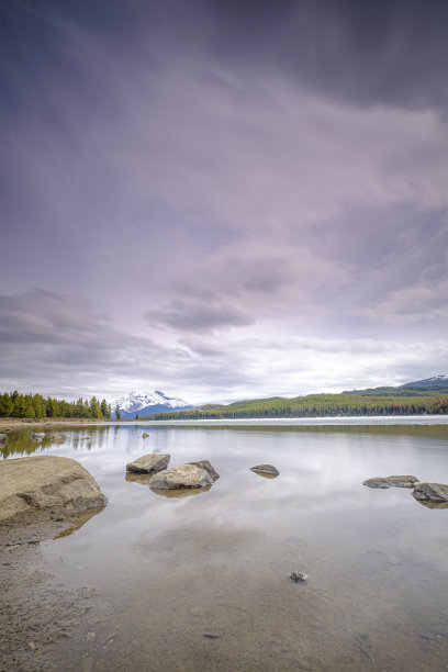 群山森林湖水天空风景