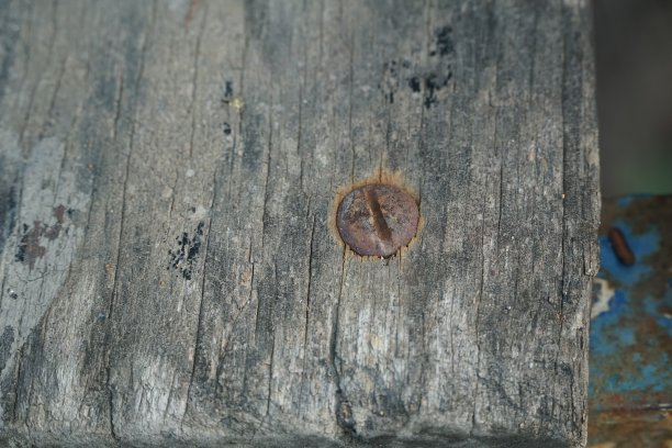 木板上生锈的钉子