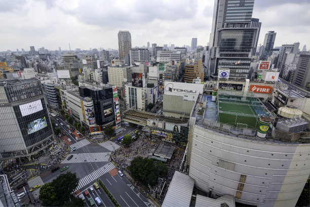 日本街道上的行人