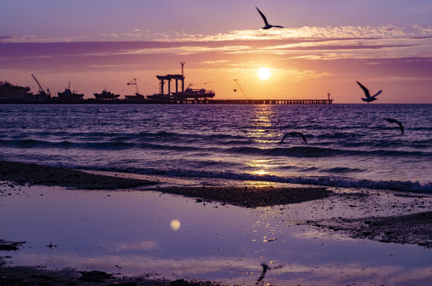 夕阳下的海上轮船