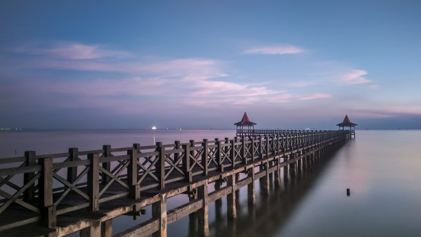 夏季海边建筑自然风光背景素材