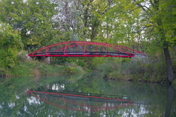 红色拱桥