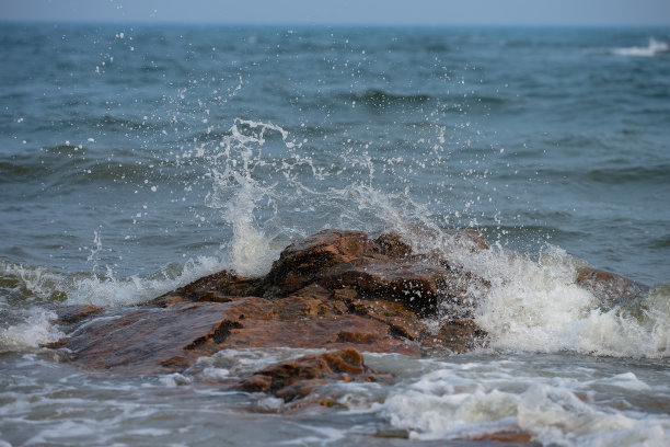 海浪撞击岩石