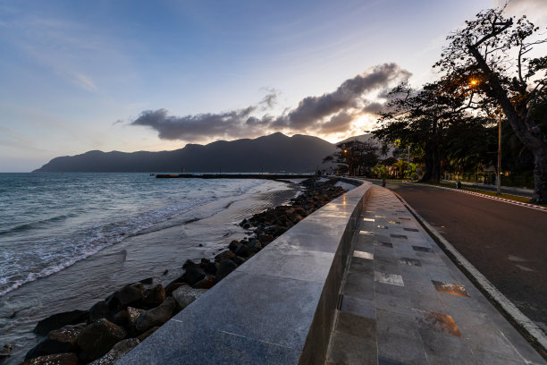 海滨小镇黄昏风景