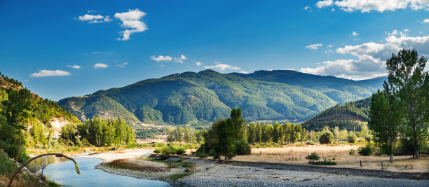 绿地蓝天户外美景